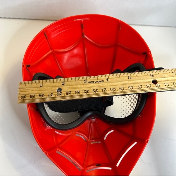 MARVEL Spiderman Mask Hard Plastic with Adjustable Strap Red 2018 Hasbro - Picture 3 of 7